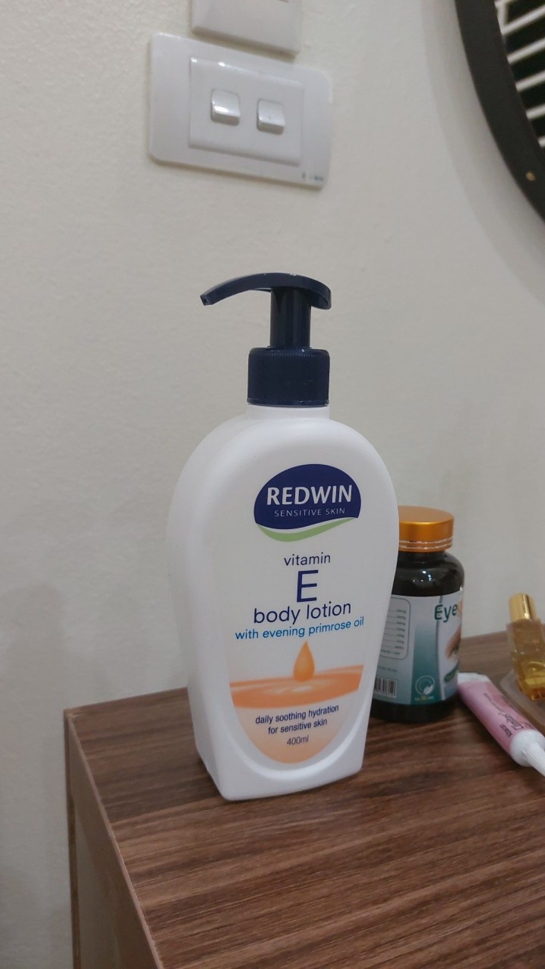 Sữa Dưỡng Thể Redwin Vitamin E Body Lotion 400ml - Dưỡng Ẩm và Phục Hồi Da, Tinh Dầu Hoa Anh Thảo, Dành Cho Mọi Loại Da