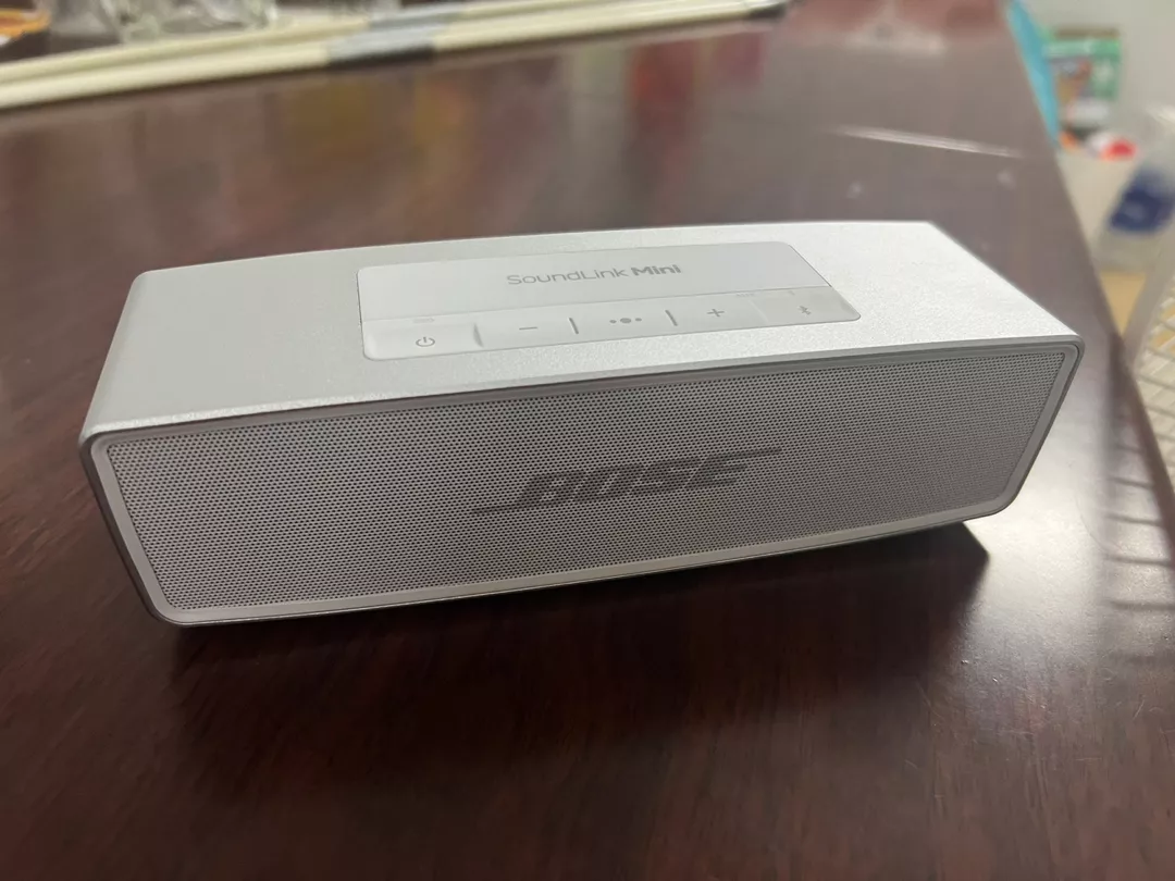 Loa Bluetooth Bose Soundlink Mini II Special Edition - Thiết kế nhỏ gọn, âm thanh sống động, kết nối Bluetooth và microphone đàm thoại tiện lợi.