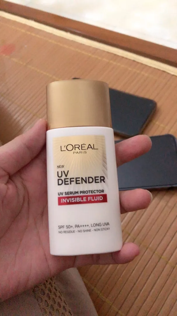 Kem Chống Nắng L'Oreal UV Defender Serum Invisible Fluid SPF 50+ PA++++ - Dạng Sữa Lỏng, Không Nhờn Dính, Thấm Nhanh, Bảo Vệ Da Tối Ưu