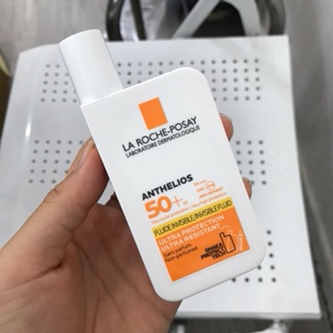 Kem Chống Nắng Dạng Sữa La Roche-Posay Anthelios Fluide Invisible SPF 50+ - Hỗ Trợ Bảo Vệ Da Nhạy Cảm, Không Nhờn, Không Vệt Trắng