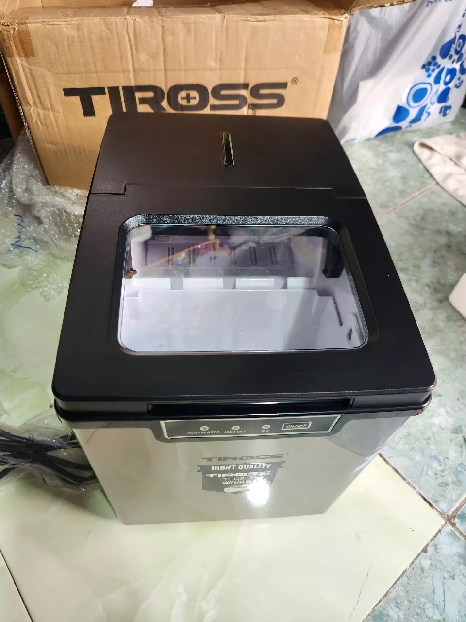 Máy làm đá viên Tiross TS9351 - Công suất 13kg/ngày, thiết kế nhỏ gọn, tiện dụng cho gia đình và quán nước, tiết kiệm điện năng.