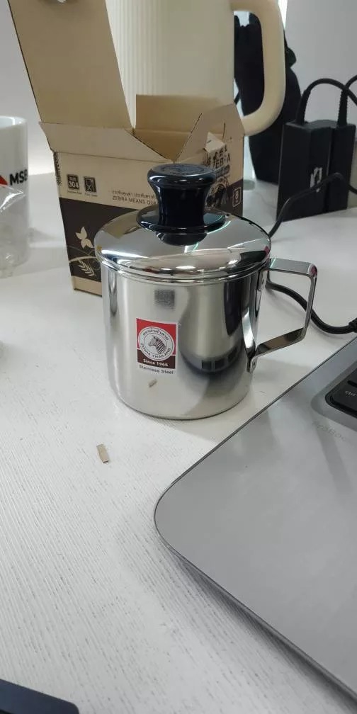 Ca nước Inox có nắp Zebra Thái Lan - Bình đựng nước inox cao cấp, thiết kế hiện đại, chống gỉ, dễ vệ sinh, tiện lợi cho đồ uống nóng và lạnh.