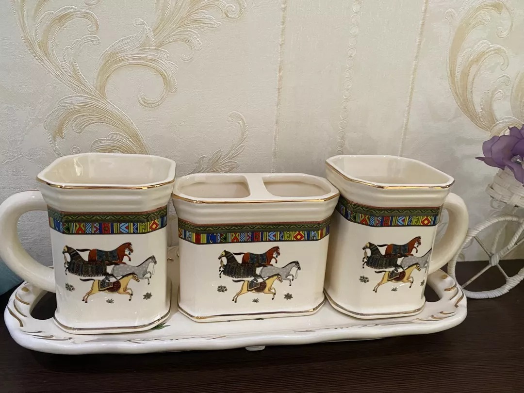 Bộ cốc đánh răng gốm sứ họa tiết ngựa cao cấp - Set 2 cốc, 1 ống đựng và khay sang trọng cho phòng tắm hiện đại