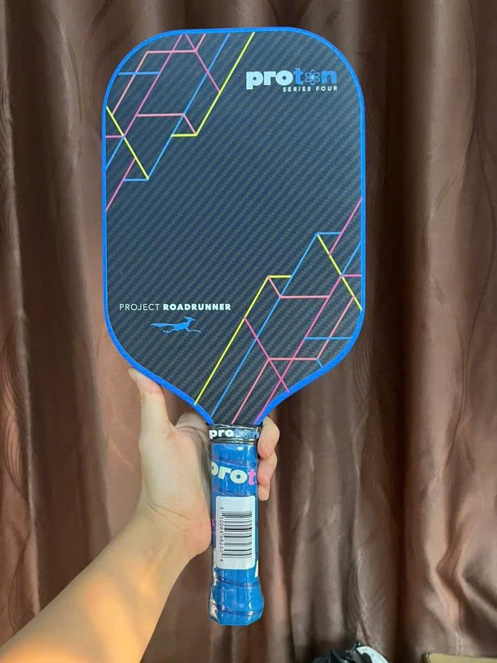 Vợt Pickleball Proton Series Four Sợi Carbon Nhẹ - Thiết Kế Không Cạnh, Chất Liệu Độ Bền Cao, Cảm Giác Chơi Tốt Nhất
