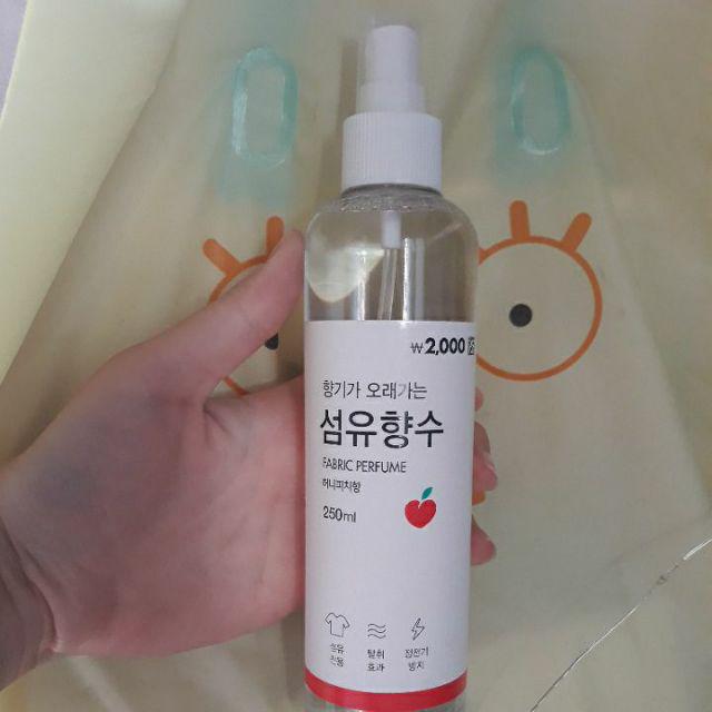 Xịt Thơm Quần Áo Fabric Perfume Hàn Quốc 250ml - Hương Đào Ngọt Ngào Duy Triển - Khử Mùi, Tạo Hương Thơm Lâu Dài, Tiện Dụng