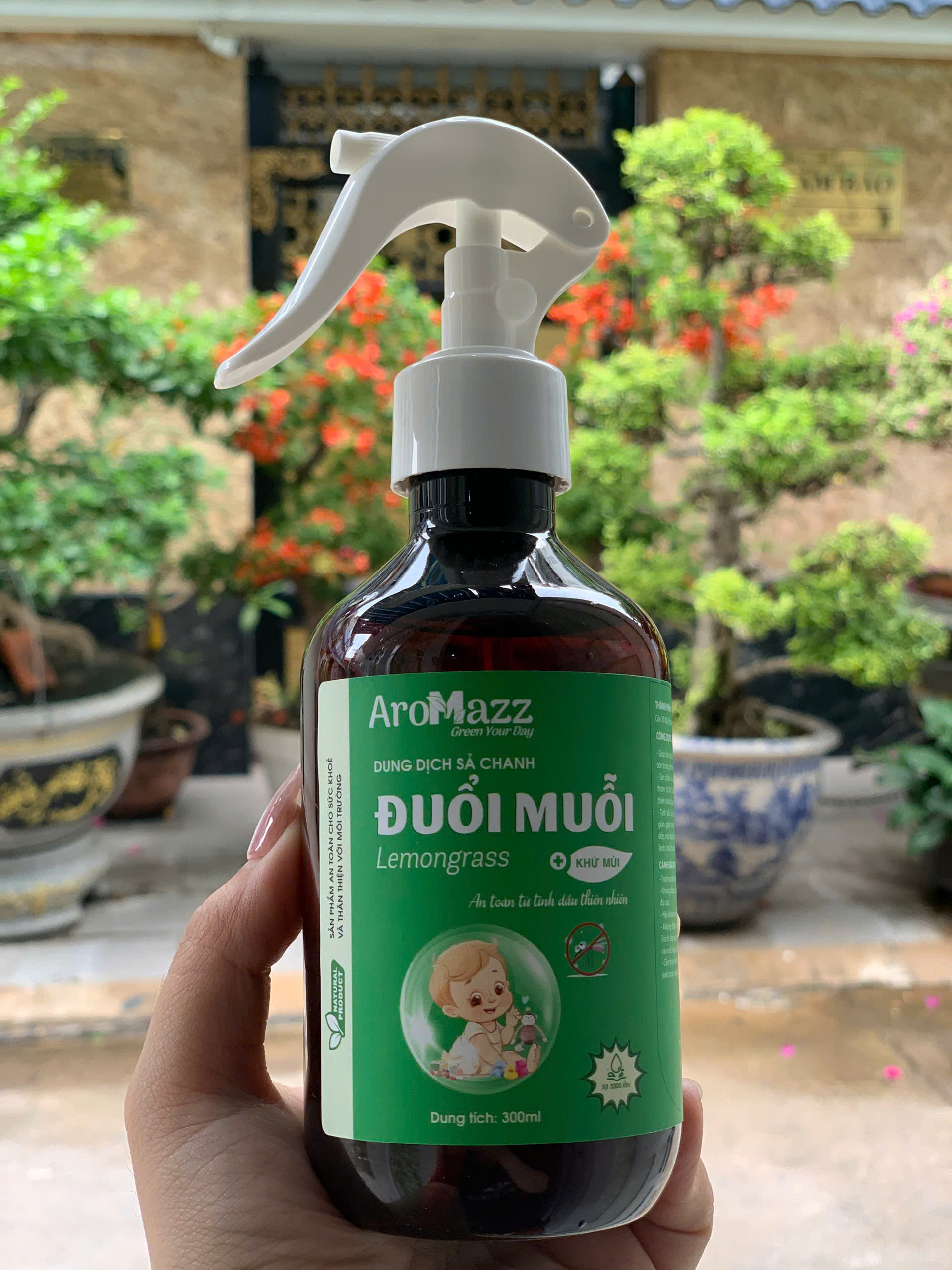 Xịt Đuổi Muỗi Tinh Dầu Thiên Nhiên AroMazz 300ml - Khử Mùi, Diệt Khuẩn, An Toàn Cho Gia Đình