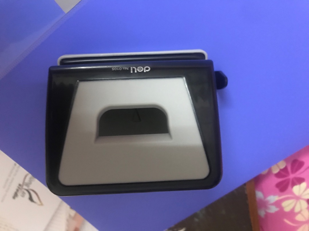 Máy đục lỗ 15 tờ Deli E0105 - Thiết kế tiện dụng, lưỡi kim loại sắc bén và tay cầm thoải mái cho văn phòng phẩm chất lượng cao
