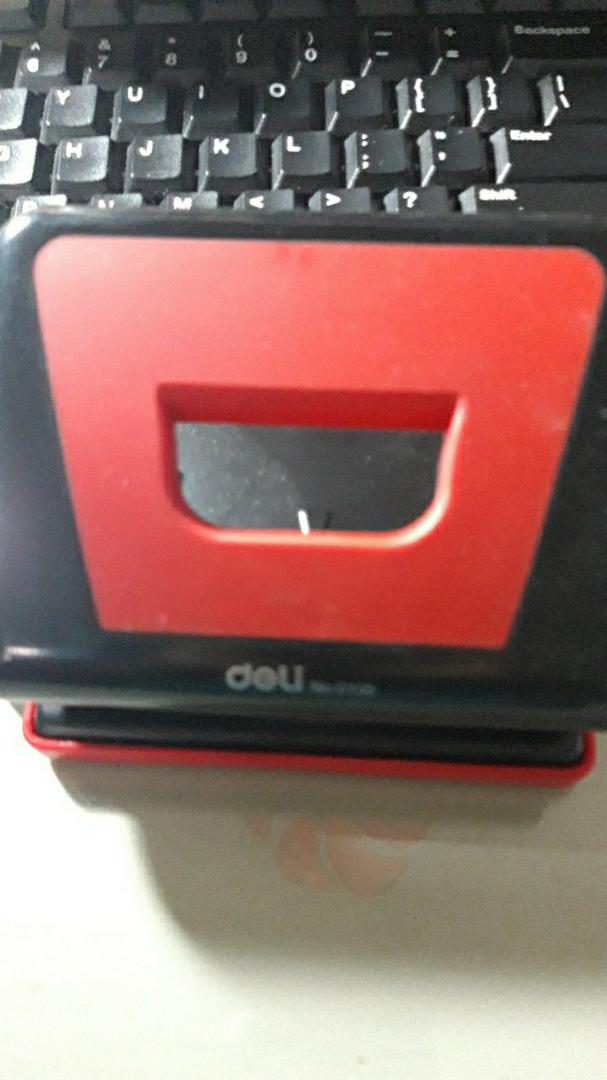 Máy đục lỗ 15 tờ Deli E0105 - Thiết kế tiện dụng, lưỡi kim loại sắc bén và tay cầm thoải mái cho văn phòng phẩm chất lượng cao