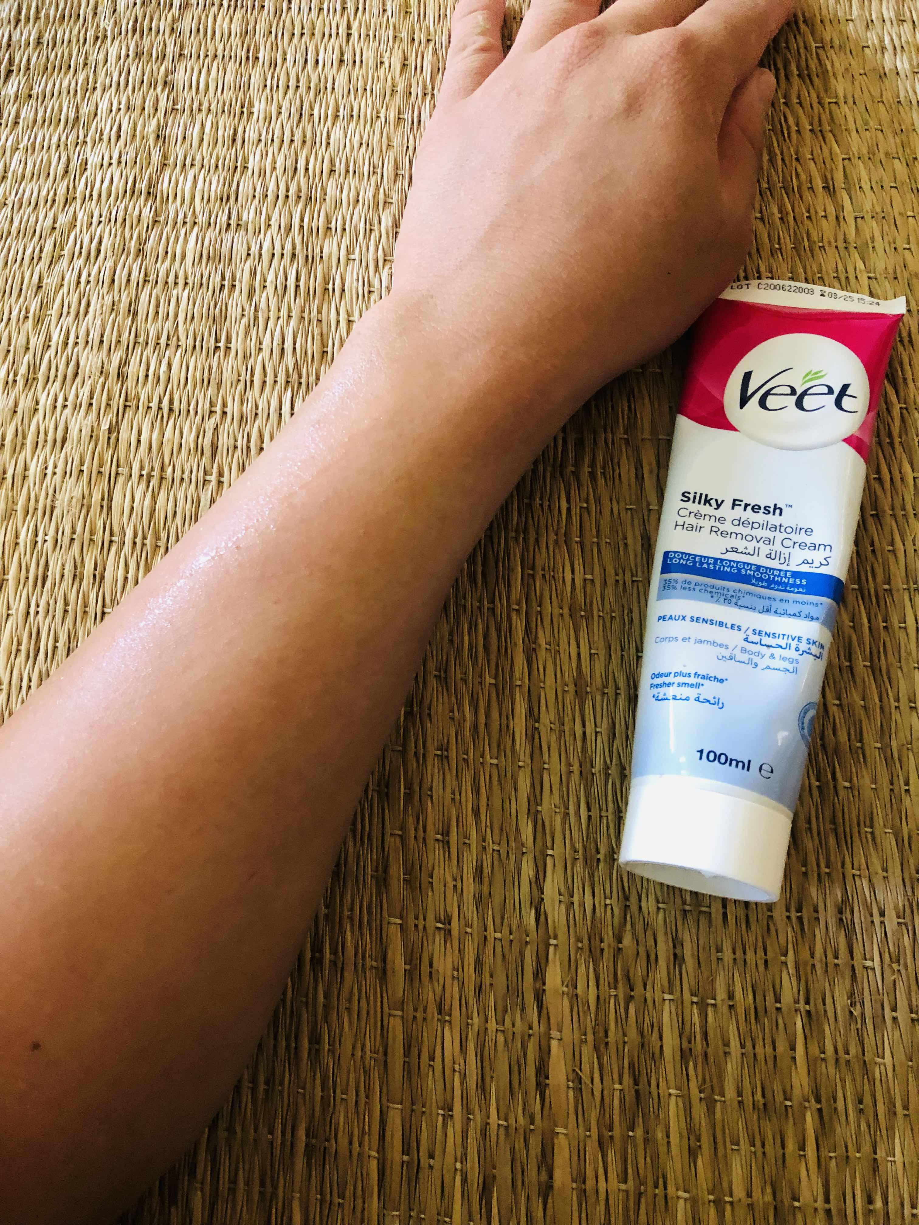 Kem tẩy lông Veet 100ml Chính Hãng - Chăm sóc da an toàn với chiết xuất D-Panthenol, dưỡng ẩm và giúp da mềm mịn