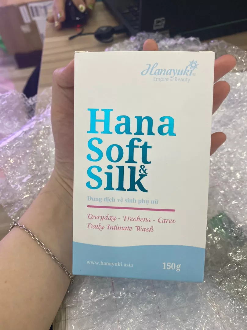 Dung Dịch Vệ Sinh Phụ Nữ Hana Soft & Silk 150ml chính hãng