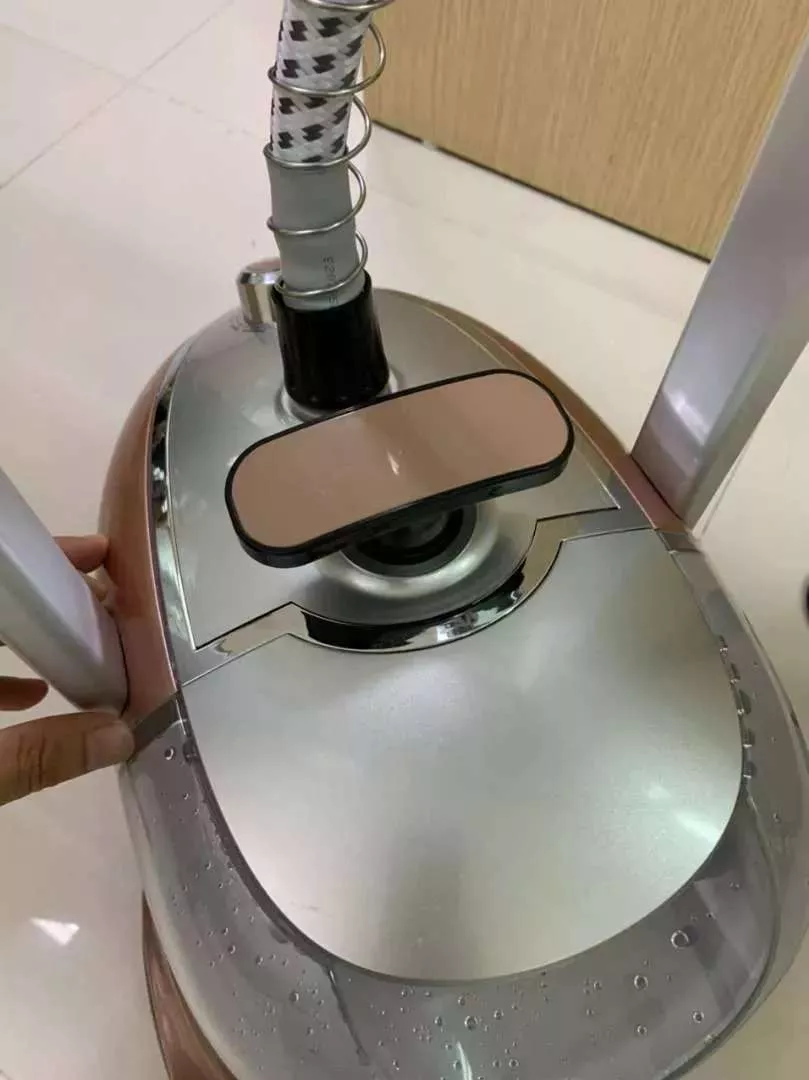 Bàn là hơi nước SEKA SK479 - Công suất 2000W, phun hơi liên tục 32g/phút, xử lý nếp nhăn quần áo hiệu quả, màu hồng đẹp mắt.