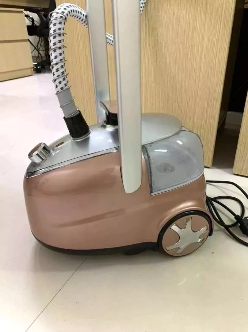 Bàn là hơi nước SEKA SK479 - Công suất 2000W, phun hơi liên tục 32g/phút, xử lý nếp nhăn quần áo hiệu quả, màu hồng đẹp mắt.