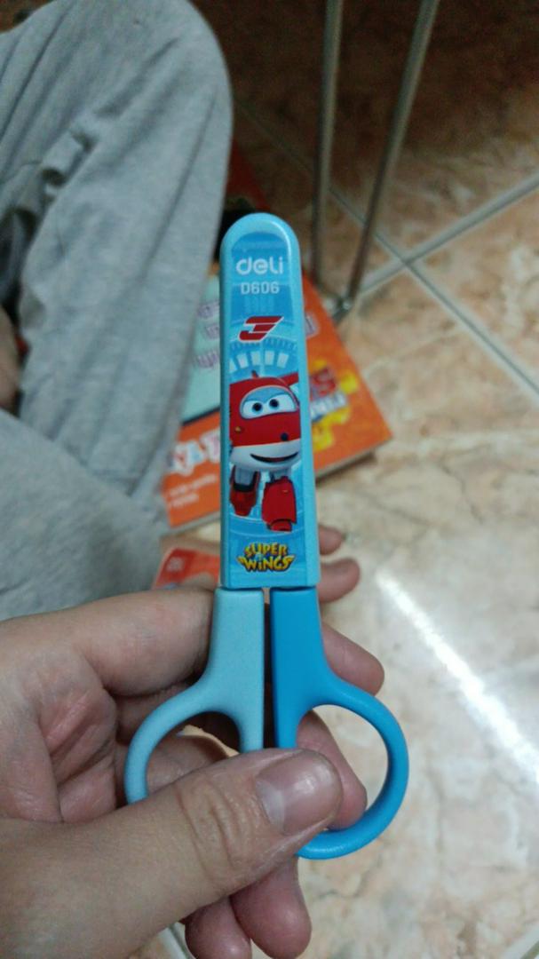 Kéo Mũi Tròn Học Sinh Deli ED60601 - Chất Liệu Thép Không Gỉ, Thiết Kế Đẹp, Có Đầu Bọc Bảo Vệ, Dụng Cụ Học Tập Tiện Dụng