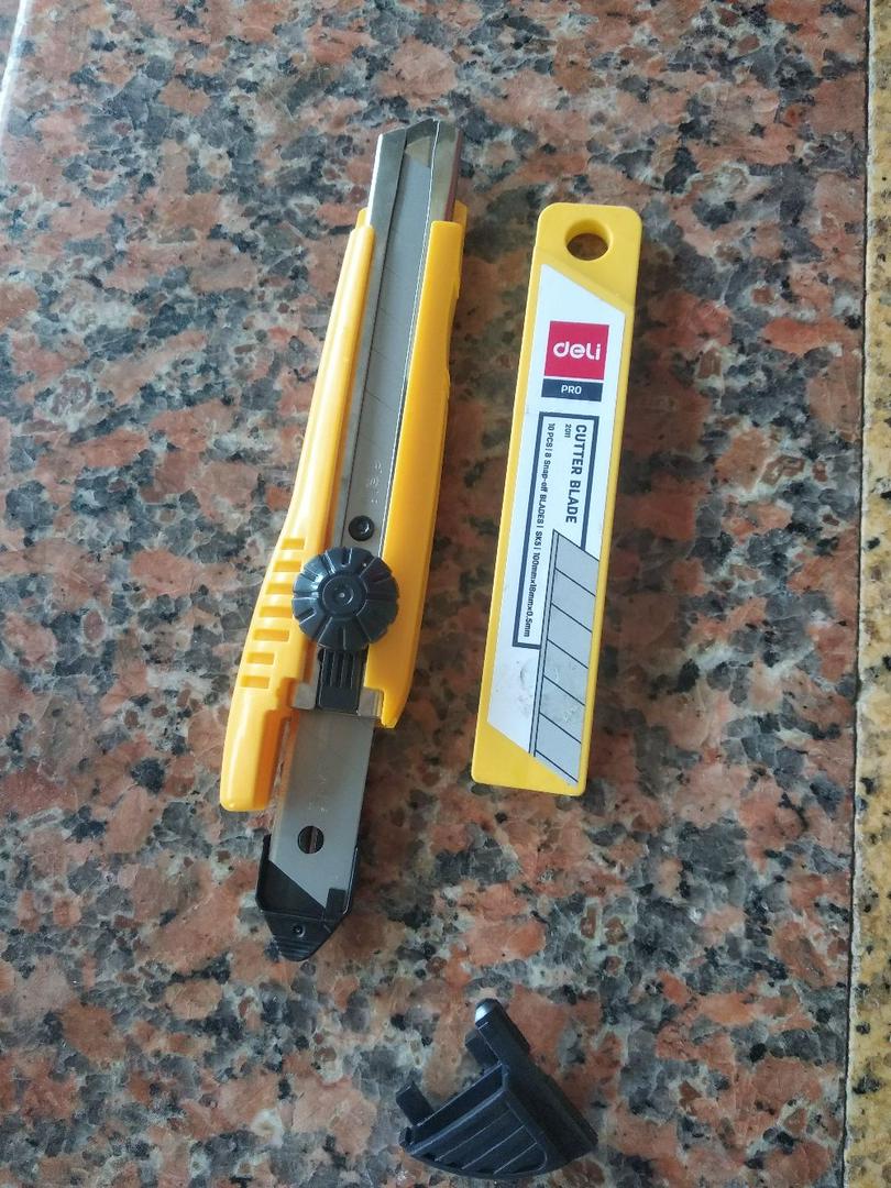 Dao Rọc Giấy Deli E2043 - Thép Hợp Kim SK5 Sắc Bén, Thiết Kế Tiện Dụng, 8 Mảnh Lưỡi Dao, Màu Sắc Thời Thượng