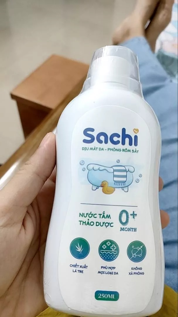 Nước tắm Sachi 250ml - Hỗ trợ làm dịu mát da, phòng rôm sảy, không cay mắt cho trẻ sơ sinh từ 0M+ - An toàn và tự nhiên