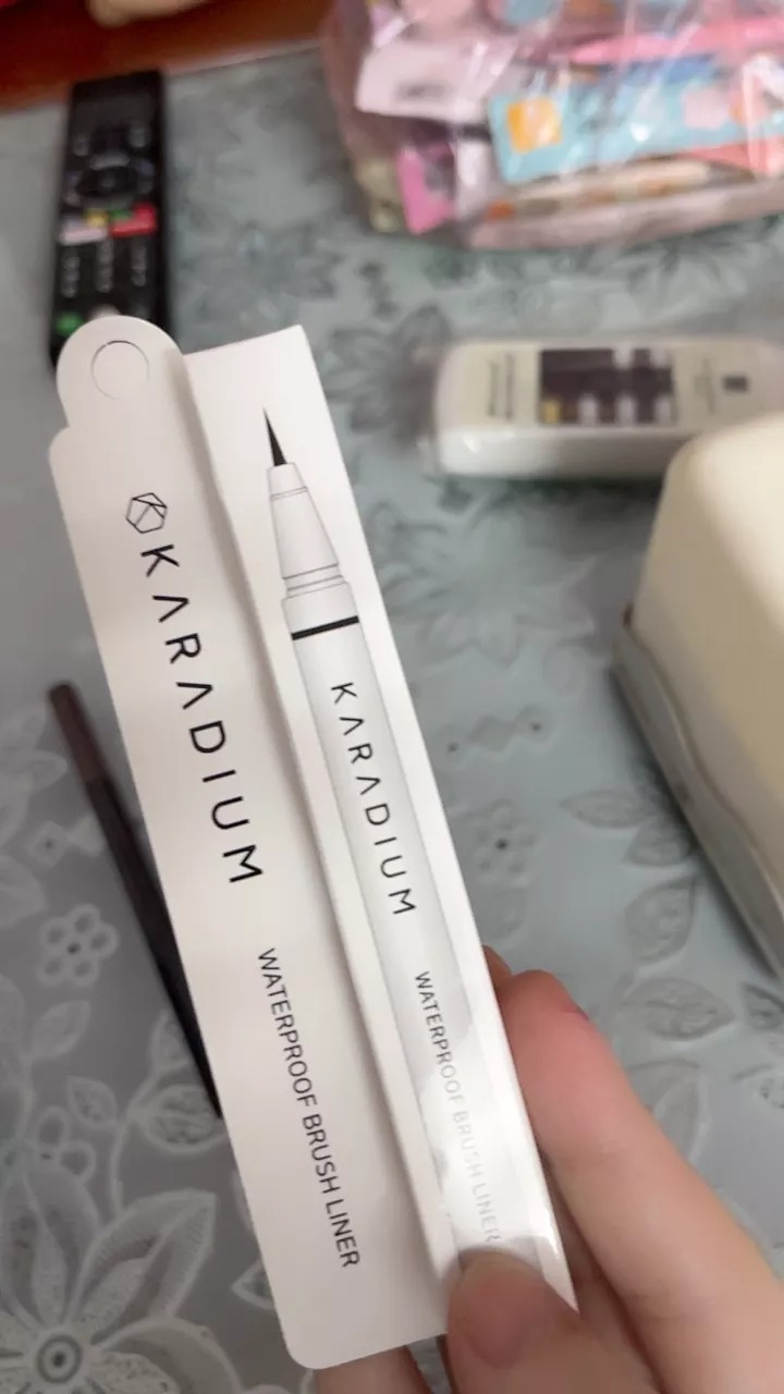 Bút Kẻ Mắt Nước Karadium Waterproof Brush Liner Black - Đen Sắc Nét, Chống Nước, Dễ Dàng Thao Tác Trang Điểm Hằng Ngày