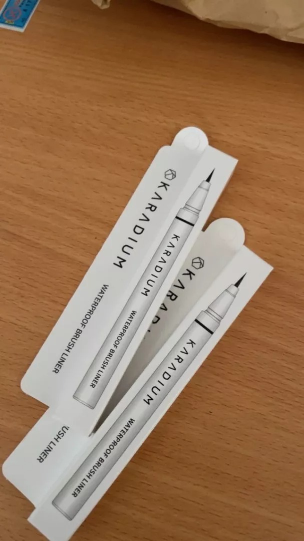 Bút Kẻ Mắt Nước Karadium Waterproof Brush Liner Black - Đen Sắc Nét, Chống Nước, Dễ Dàng Thao Tác Trang Điểm Hằng Ngày