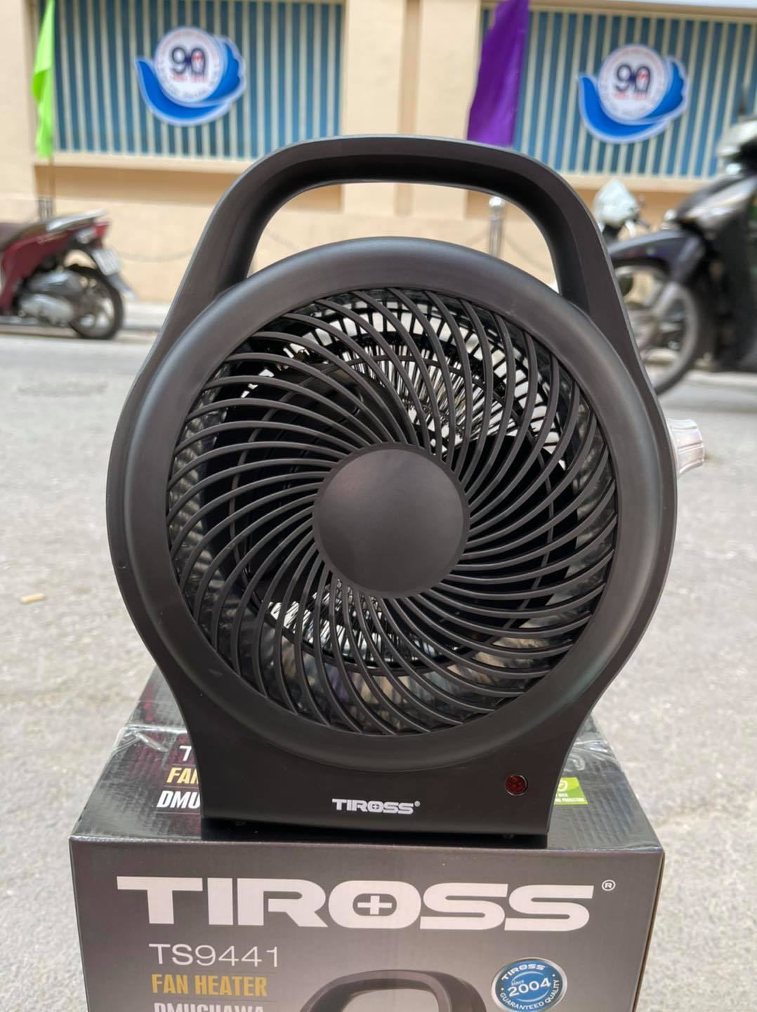 Quạt Sưởi Hai Chiều Tiross TS9441 - Quạt Nóng Lạnh Đa Năng 2000W, Thiết Kế Gọn Nhẹ, Dễ Dàng Di Chuyển, Sưởi Ấm Nhanh Chóng