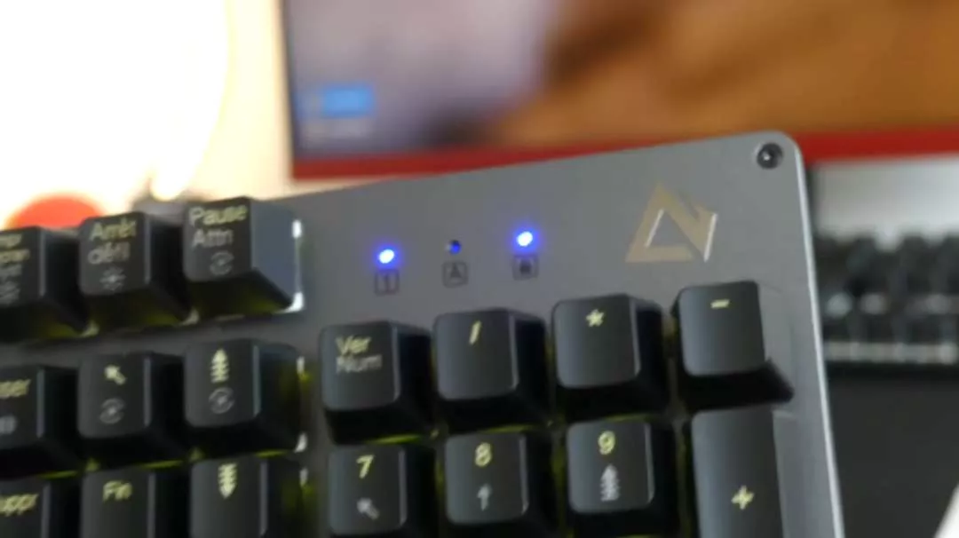 Bàn phím cơ gaming Aukey KM-G12 - RGB 7 màu, 12 hiệu ứng Led, trải nghiệm chơi game tuyệt vời, tương thích Windows và Mac