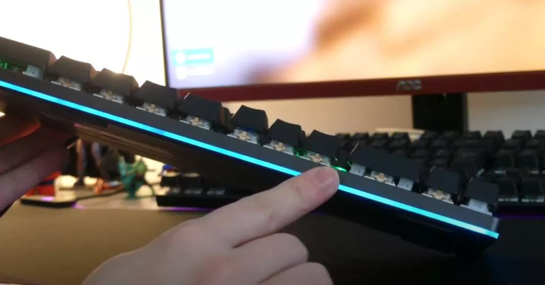 Bàn phím cơ gaming Aukey KM-G12 - RGB 7 màu, 12 hiệu ứng Led, trải nghiệm chơi game tuyệt vời, tương thích Windows và Mac