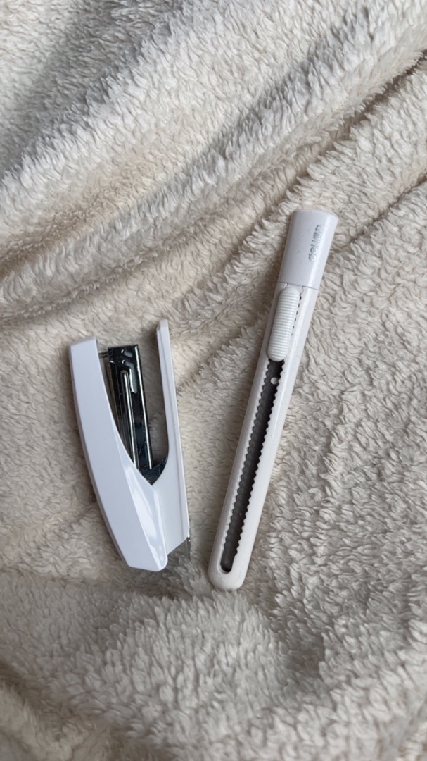 Dập ghim Deli E0238 10 trang chắc chắn, bền đẹp cho văn phòng - Tiện lợi, dễ sử dụng, lý tưởng đóng tài liệu học tập và công việc