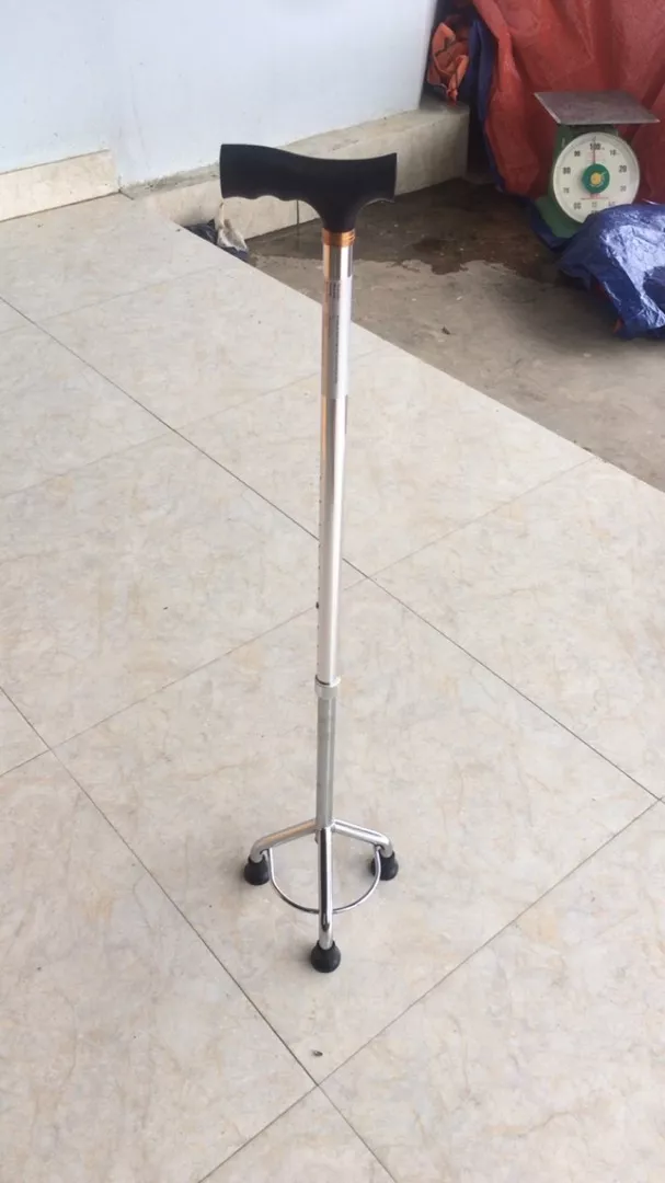 Gậy tập đi 3 chân Lucass B-926 - Gậy hỗ trợ phục hồi chức năng cho người già, chất liệu bền, điều chỉnh chiều cao dễ dàng, an toàn và tiện lợi.