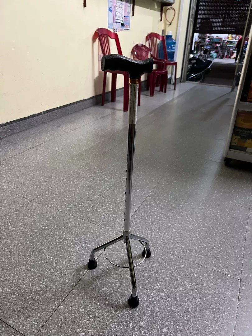 Gậy tập đi 3 chân Lucass B-926 - Gậy hỗ trợ phục hồi chức năng cho người già, chất liệu bền, điều chỉnh chiều cao dễ dàng, an toàn và tiện lợi.