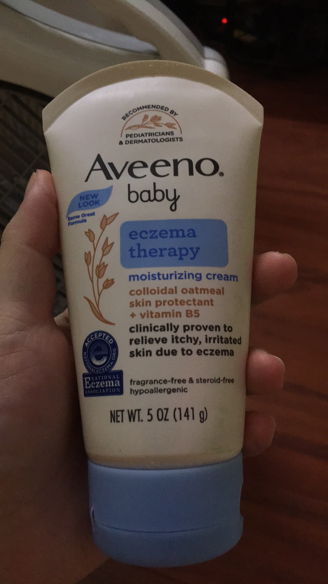 Kem Aveeno Baby Eczema Therapy 141g - Kem bôi hỗ trợ cải thiện chàm cho bé từ sơ sinh - Dưỡng ẩm và làm mềm da hiệu quả