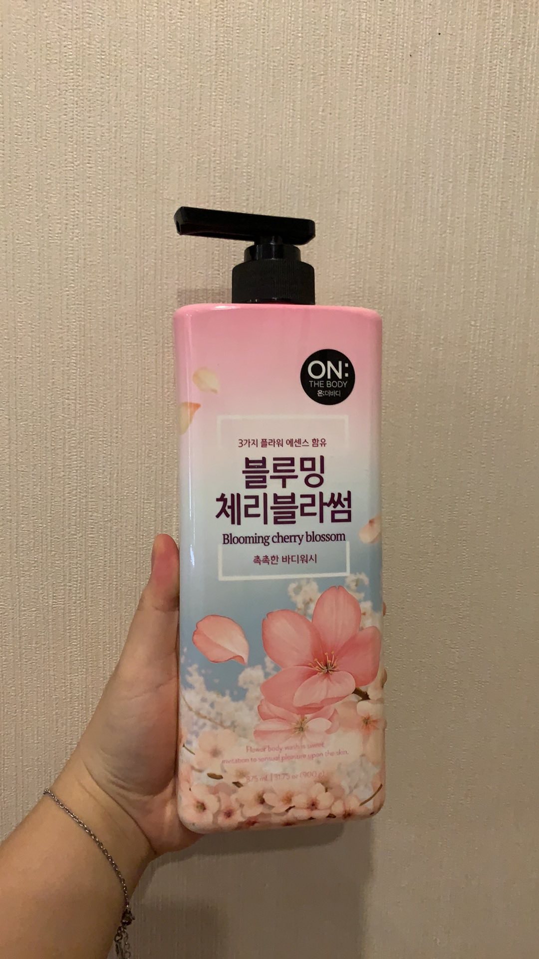 Sữa Tắm On the Body Hàn Quốc 900g - Tinh Chất Hương Hoa Thơm Ngát, Dưỡng Ẩm, Ngừa Lão Hóa Da, Sản Phẩm Làm Đẹp Chất Lượng Cao