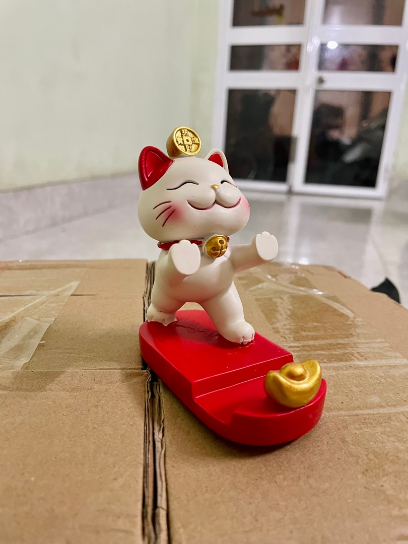 Giá đỡ điện thoại mèo Thần Tài may mắn - Phụ kiện trang trí nhà, ô tô cho năm mới, mang lại tài lộc và may mắn, chất liệu PVC cao cấp.
