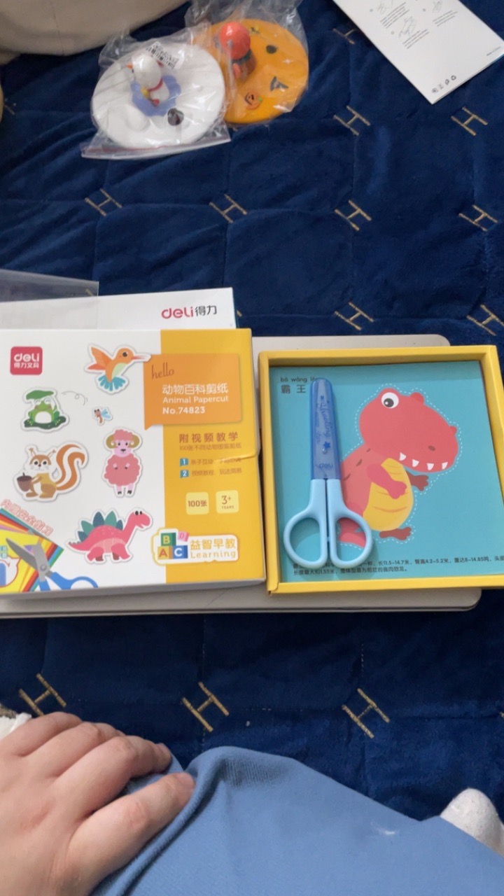 Bộ dụng cụ thủ công Deli 74823 - Kéo và 100 tờ giấy hình thú ngộ nghĩnh cho bé phát triển sáng tạo và kỹ năng cắt dán