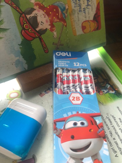 Hộp 12 Bút Chì 2B Deli Kèm Tẩy Họa Tiết Superwings - Bút Học Sinh Đáng Yêu Cho Bé Trai và Bé Gái