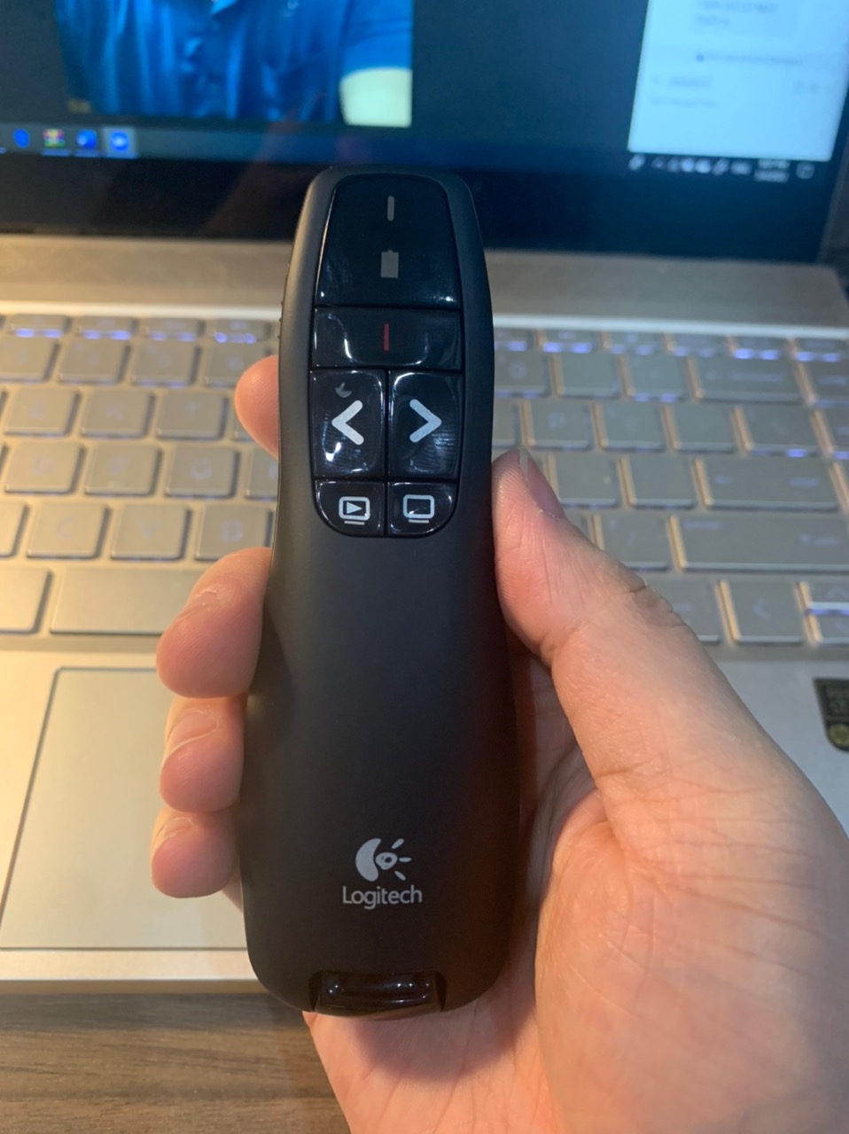 Bút Trình Chiếu Từ Xa Tia Laser R400 Logitech - Thiết Bị Thuyết Trình Không Dây 2.4GHz, Khoảng Cách 15m, Phù Hợp Với Windows & Mac