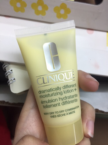 Kem Dưỡng Ẩm Clinique Dramatically Different Moisturizing Gel Dành Cho Da Dầu - Thấm Nhanh, Không Nhờn Dính, Cấp Ẩm Hoàn Hảo 125ml