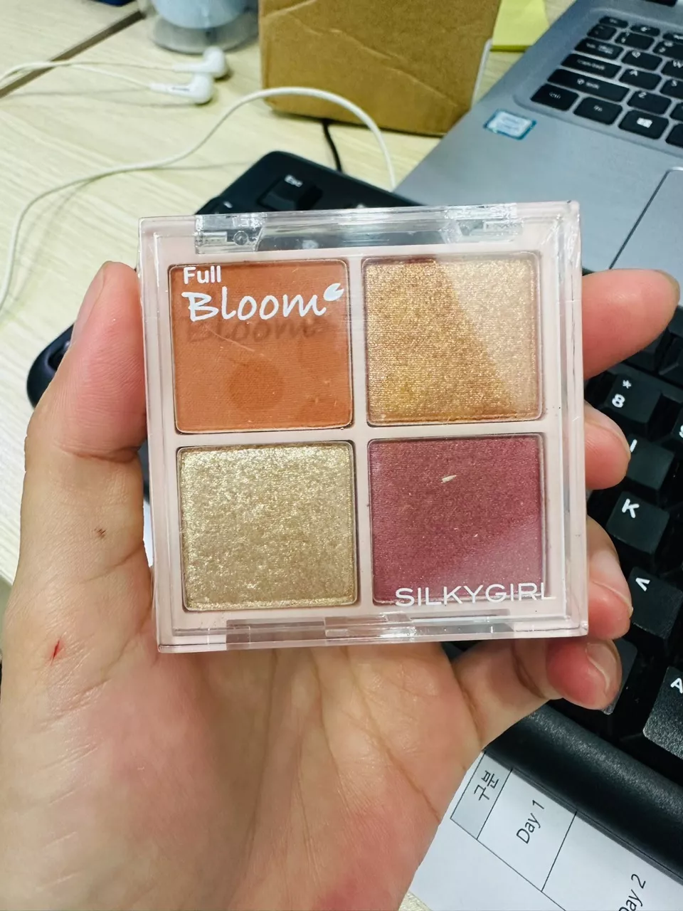 Bảng Phấn Mắt 4 Ô SilkyGirl Full Bloom Shadow Quad - Phấn Mịn, Lấp Lánh, Dễ Phối Màu, Trang Điểm Mắt Rạng Ngời