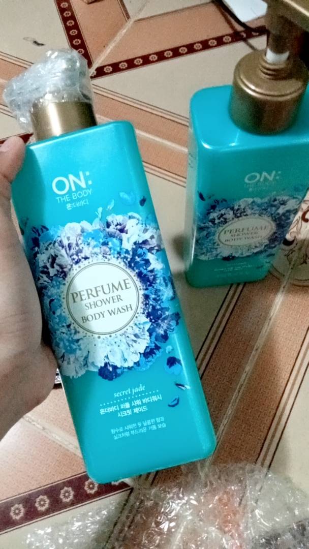 Sữa Tắm Nước Hoa On The Body Perfume Shower Body Wash Secret Jade 500g - Hương Nước Hoa Quyến Rũ, Làm Sạch Sâu và Dưỡng Ẩm Da