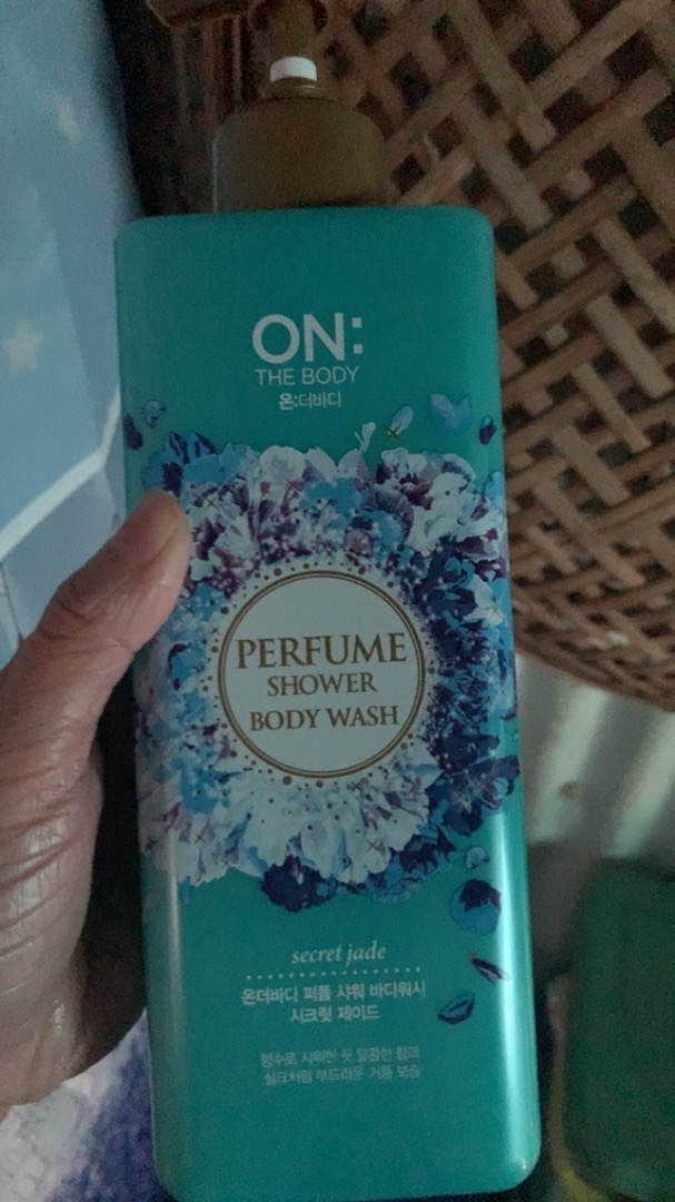 Sữa Tắm Nước Hoa On The Body Perfume Shower Body Wash Secret Jade 500g - Hương Nước Hoa Quyến Rũ, Làm Sạch Sâu và Dưỡng Ẩm Da