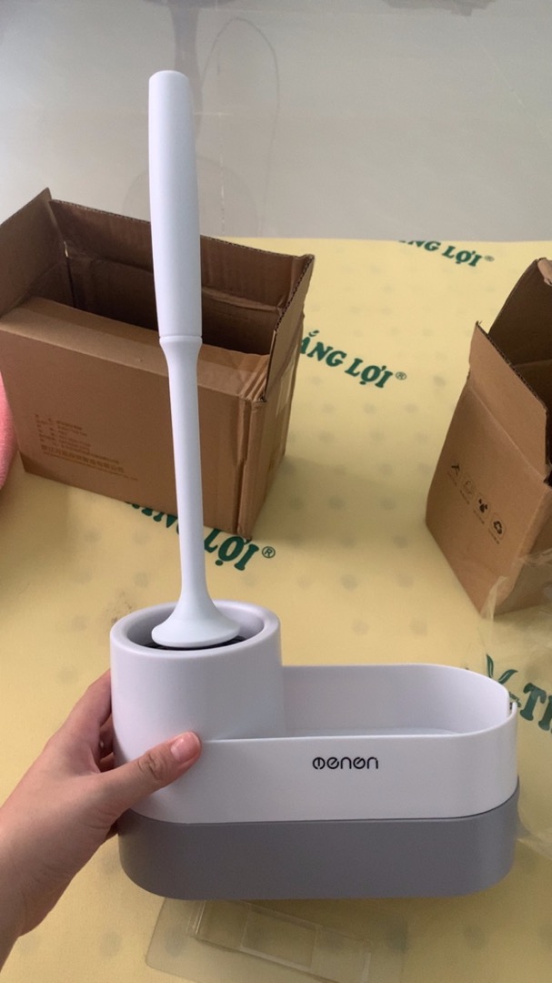 Bộ chổi cọ nhà vệ sinh Oenon dán tường có ngăn, thiết kế hiện đại, tiện lợi cho không gian nhỏ gọn, kệ chứa đồ đa năng, vệ sinh hiệu quả.