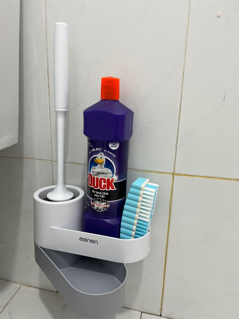 Bộ chổi cọ nhà vệ sinh Oenon dán tường có ngăn, thiết kế hiện đại, tiện lợi cho không gian nhỏ gọn, kệ chứa đồ đa năng, vệ sinh hiệu quả.