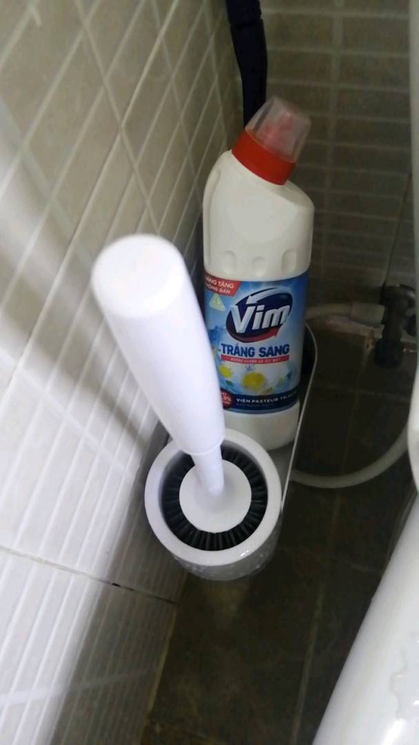 Bộ chổi cọ nhà vệ sinh Oenon dán tường có ngăn, thiết kế hiện đại, tiện lợi cho không gian nhỏ gọn, kệ chứa đồ đa năng, vệ sinh hiệu quả.