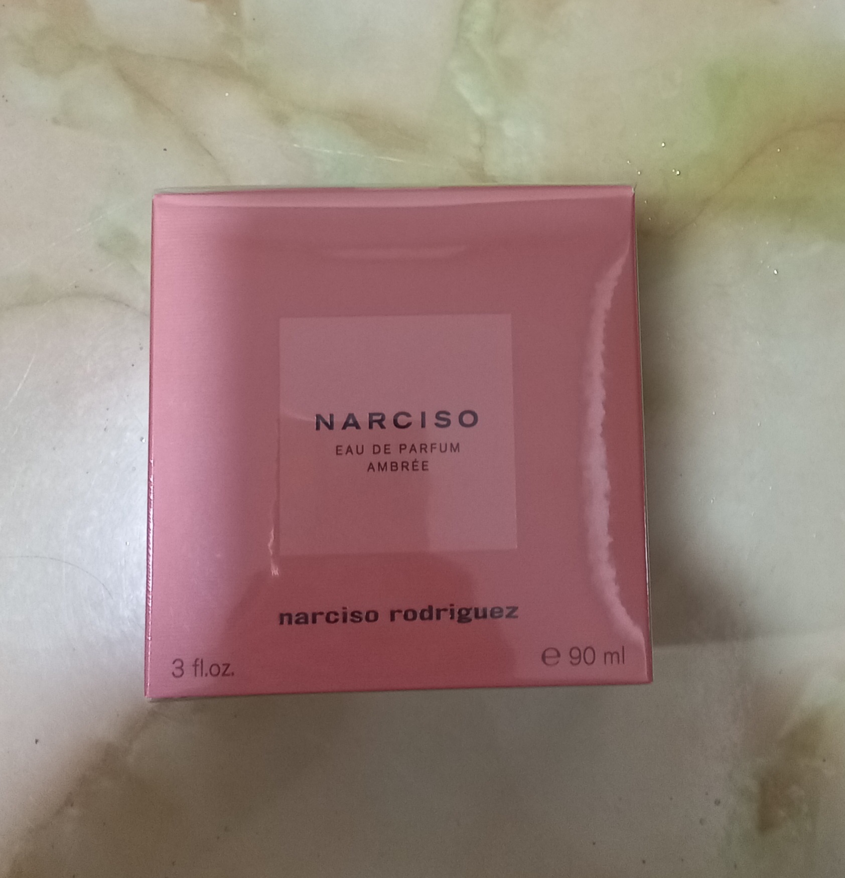 Nước hoa Narciso Ambree - Hương nước hoa nữ tính quyến rũ, sang trọng với hoa sứ, xạ hương và vanilla.