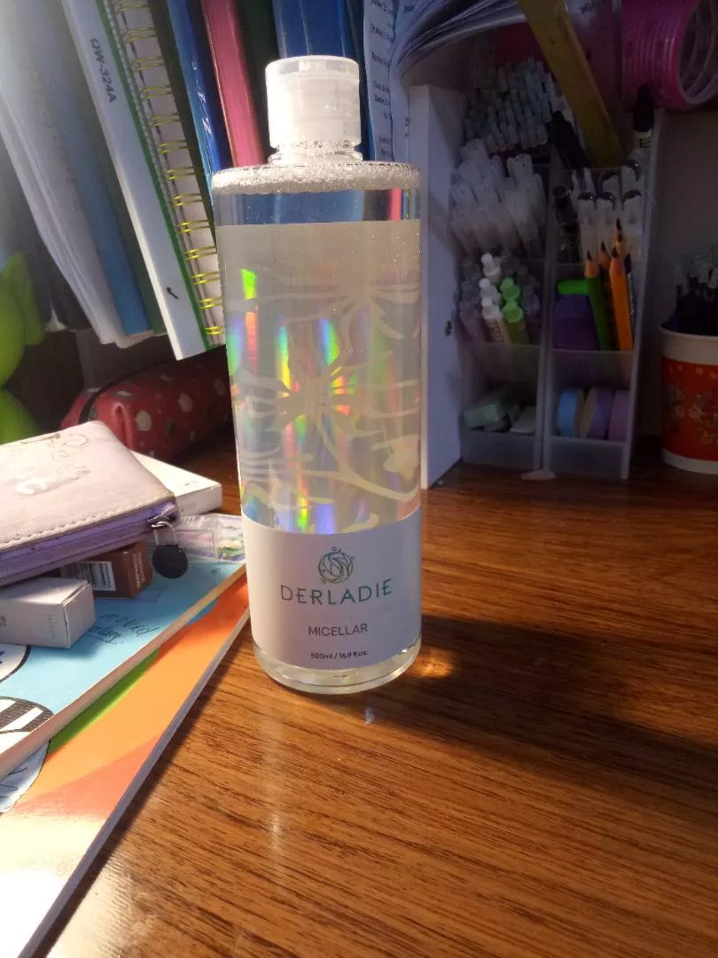 Nước Tẩy Trang Derladie Chiết Xuất Cây Phỉ 500ml - Làm Sạch Da, Ngừa Mụn, Dưỡng Ẩm, Phù Hợp Mọi Loại Da, Không Kích Ứng