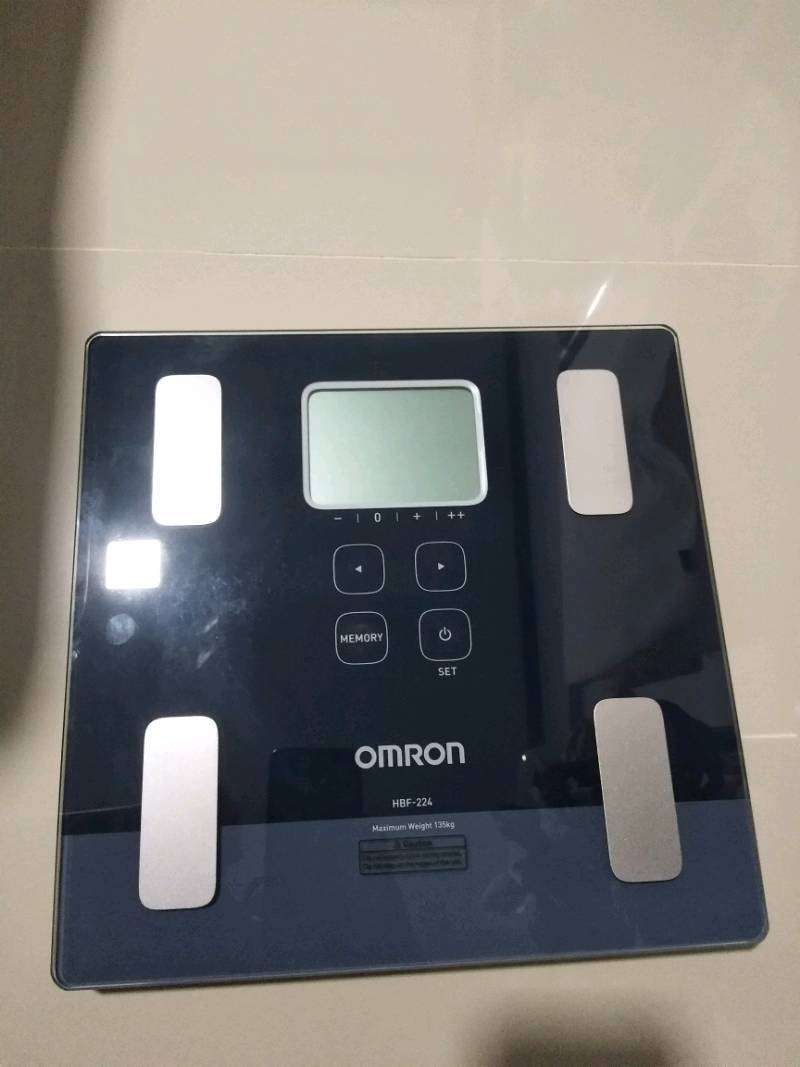 Cân Đo Lượng Mỡ Cơ Thể Omron HBF-224 - Chịu Lực Tối Đa 135kg, Màn Hình LCD, Đo Tỷ Lệ Mỡ Cơ, Đánh Giá Sức Khỏe 4 Người Dùng