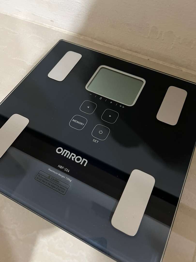 Cân Đo Lượng Mỡ Cơ Thể Omron HBF-224 - Chịu Lực Tối Đa 135kg, Màn Hình LCD, Đo Tỷ Lệ Mỡ Cơ, Đánh Giá Sức Khỏe 4 Người Dùng