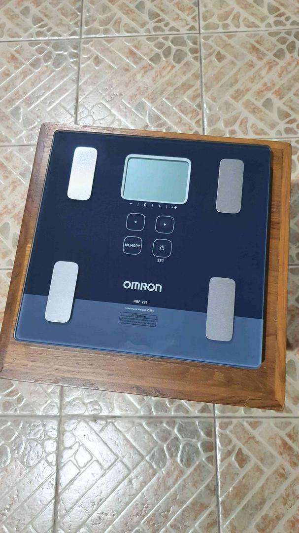 Cân Đo Lượng Mỡ Cơ Thể Omron HBF-224 - Chịu Lực Tối Đa 135kg, Màn Hình LCD, Đo Tỷ Lệ Mỡ Cơ, Đánh Giá Sức Khỏe 4 Người Dùng