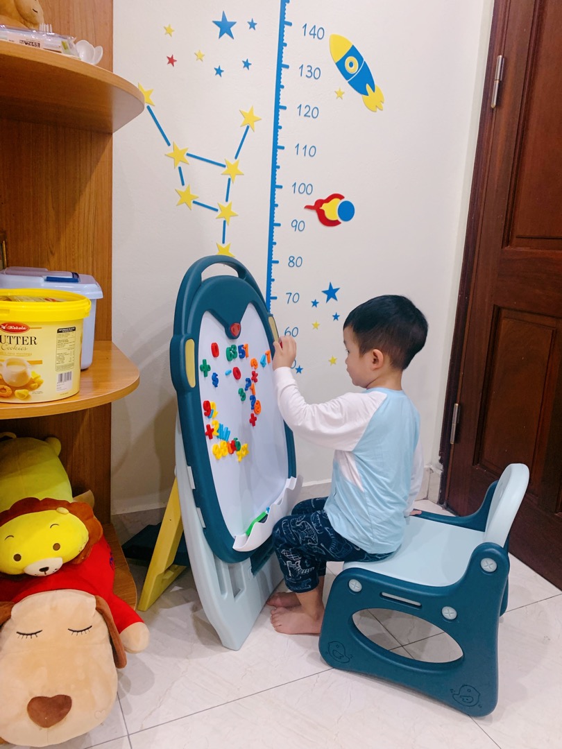 Bộ Bảng Vẽ Chim Cánh Cụt Kèm Ghế Holla HL-10117 Cho Bé - Đồ Dùng Học Tập Thú Vị Từ 1 Tuổi, Nhựa Cao Cấp, Màu Sắc Bắt Mắt