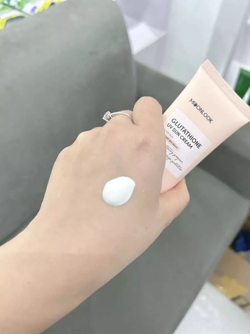 Kem Chống Nắng MoonLook Glutathione UV SPF 50+ - Kem Dưỡng Da Trắng Sáng, Bảo Vệ Da Mặt Chống Nắng Hàn Quốc 50gr