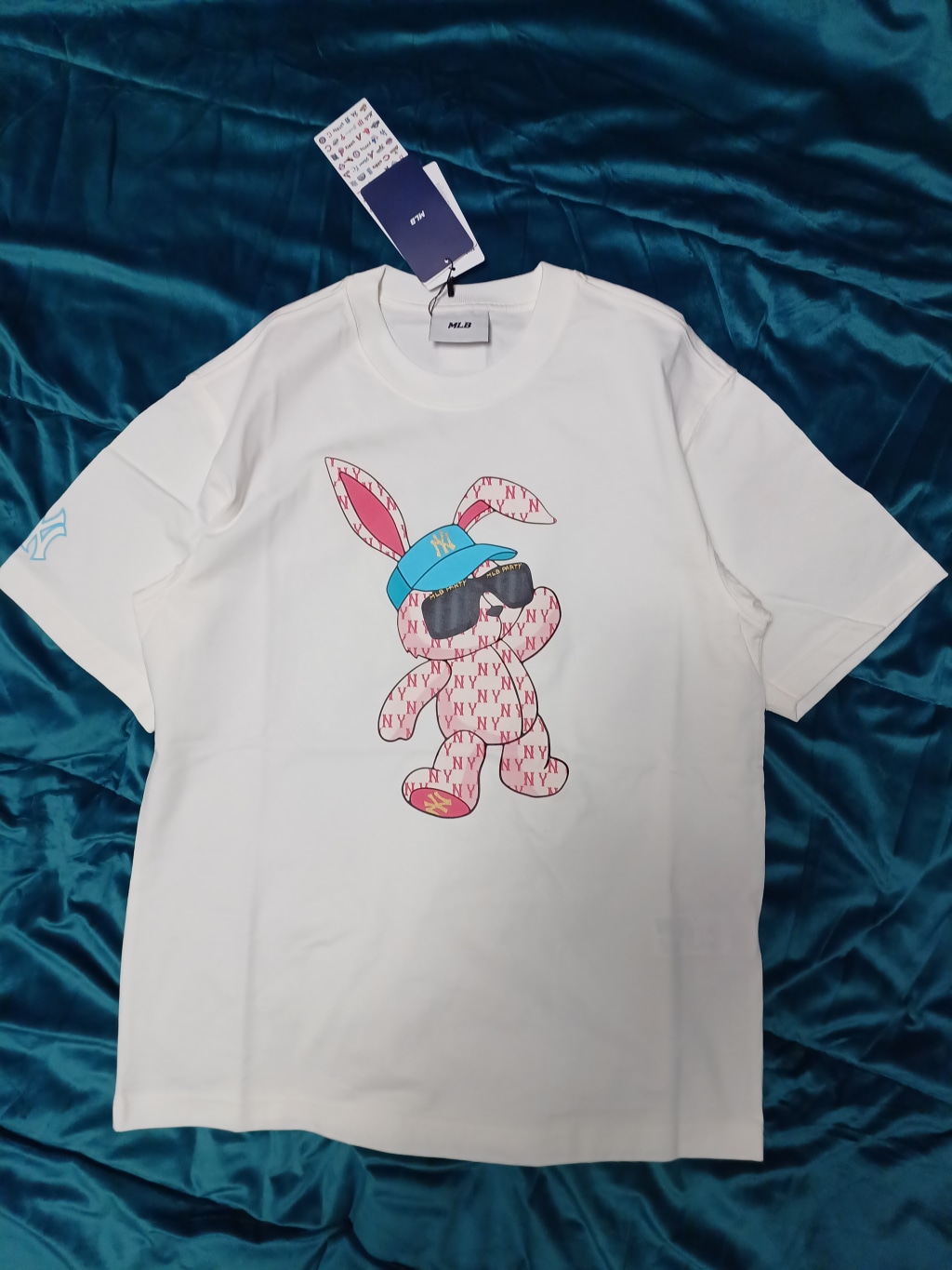 Áo Phông MLB New York Yankees Hình Thỏ - Cotton Trắng, Cổ Tròn, Cộc Tay Dành Cho Unisex - Thời Trang Đường Phố Năng Động