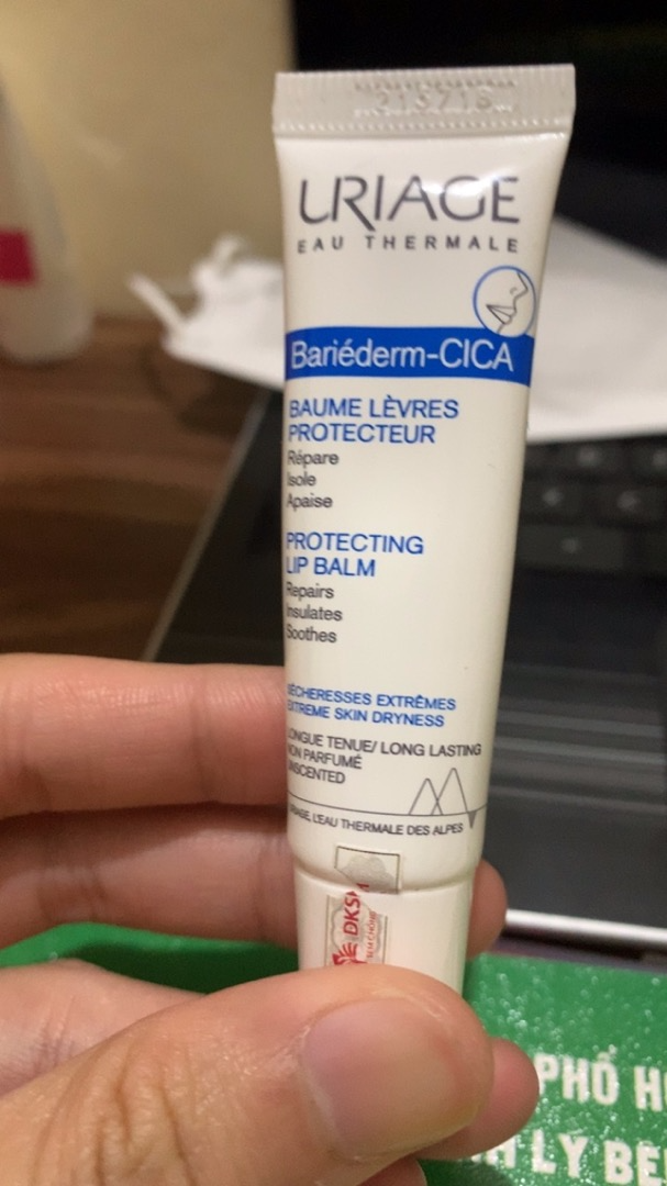 Kem Dưỡng Môi Uriage Bariederm CICA Levres Baume Protecteur 15ml - Dưỡng Ẩm, Làm Mềm Môi Khô Nẻ, Chống Thâm Sạm
