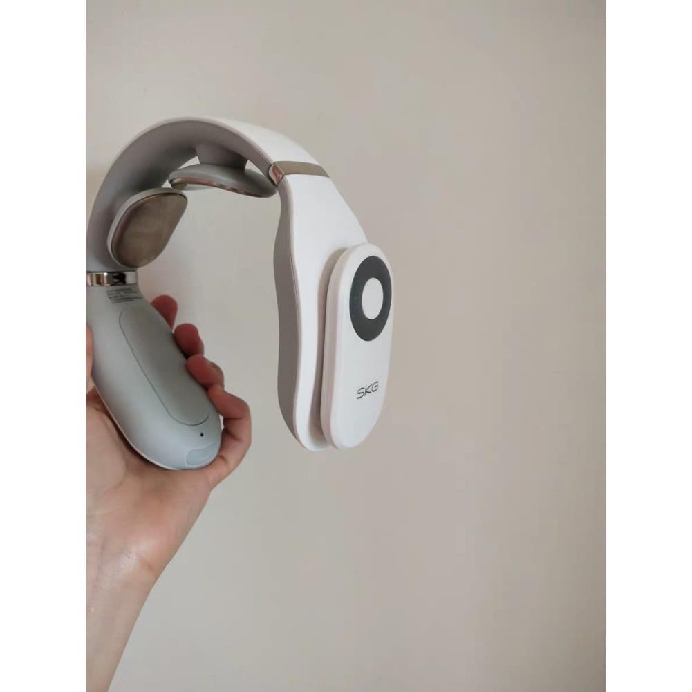 Máy Massage Cổ Vai Gáy Cao Cấp SKG 4098E - Giảm Đau, Thư Giãn Với 3 Chế Độ Mát Xa, Công Nghệ TENS Và Sưởi Ấm Giai Điệu Cho Cơ Thể Thoải Mái
